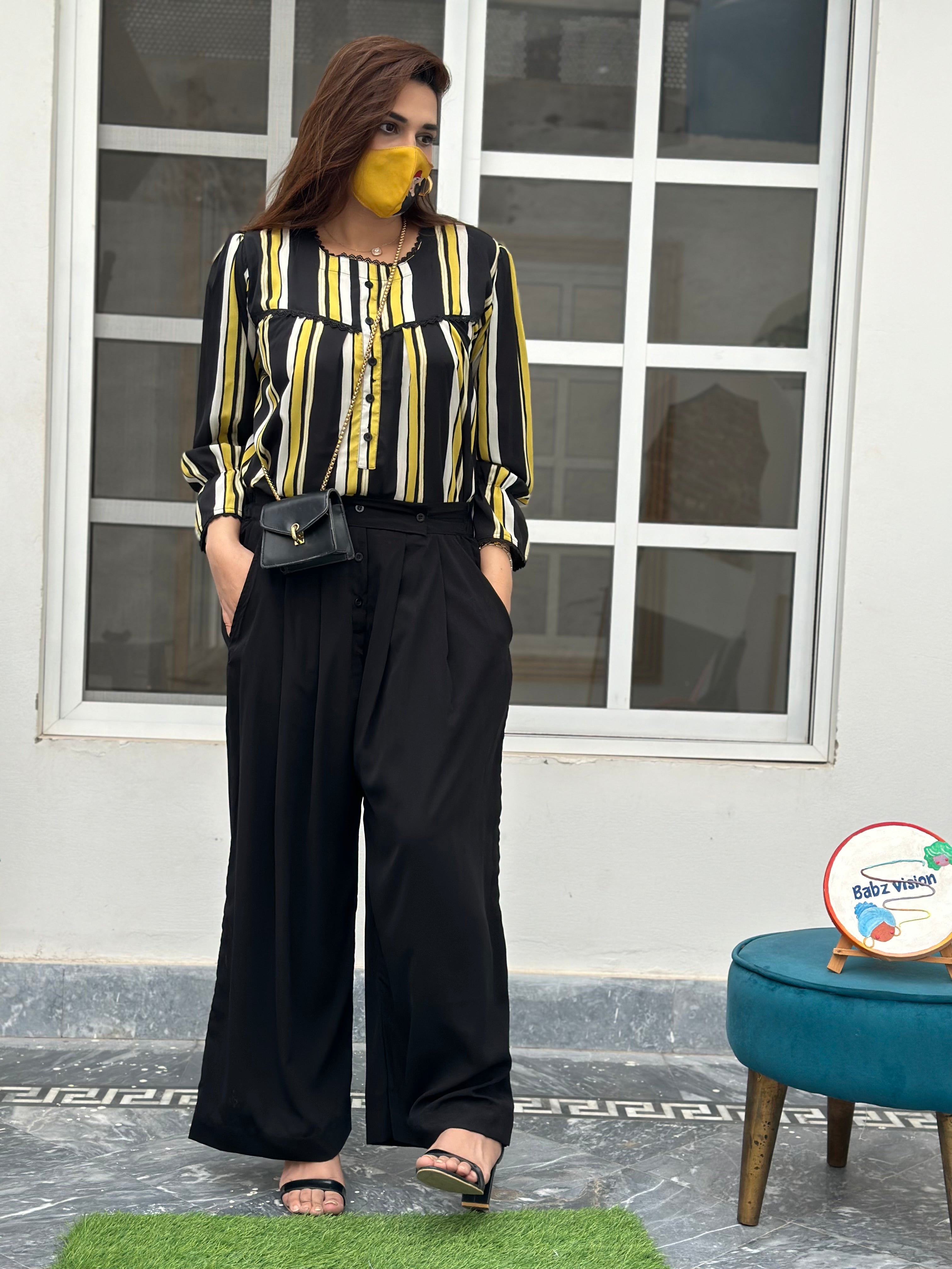 Pleated pants and top chase Korean dress