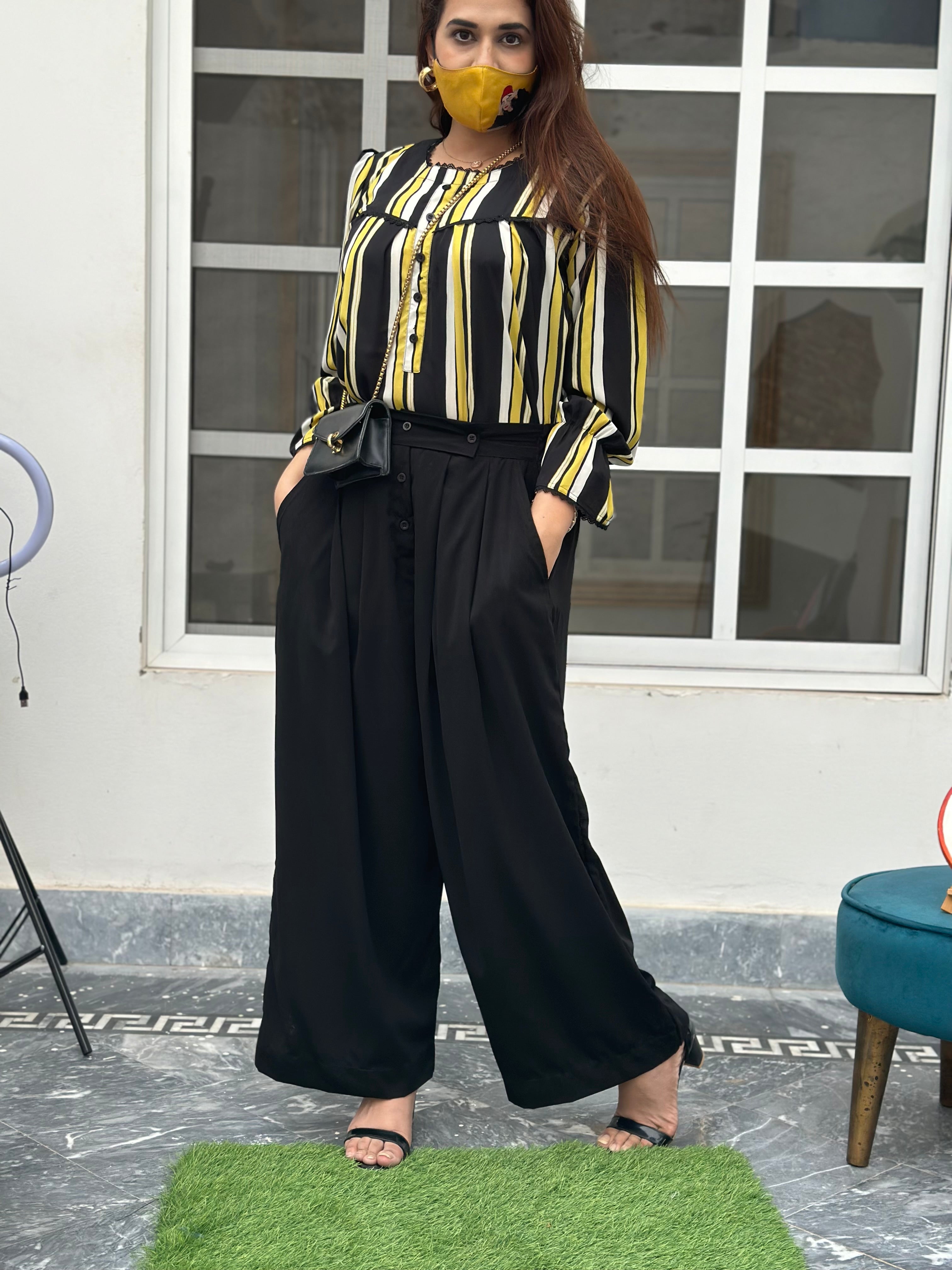 Pleated pants and top chase Korean dress