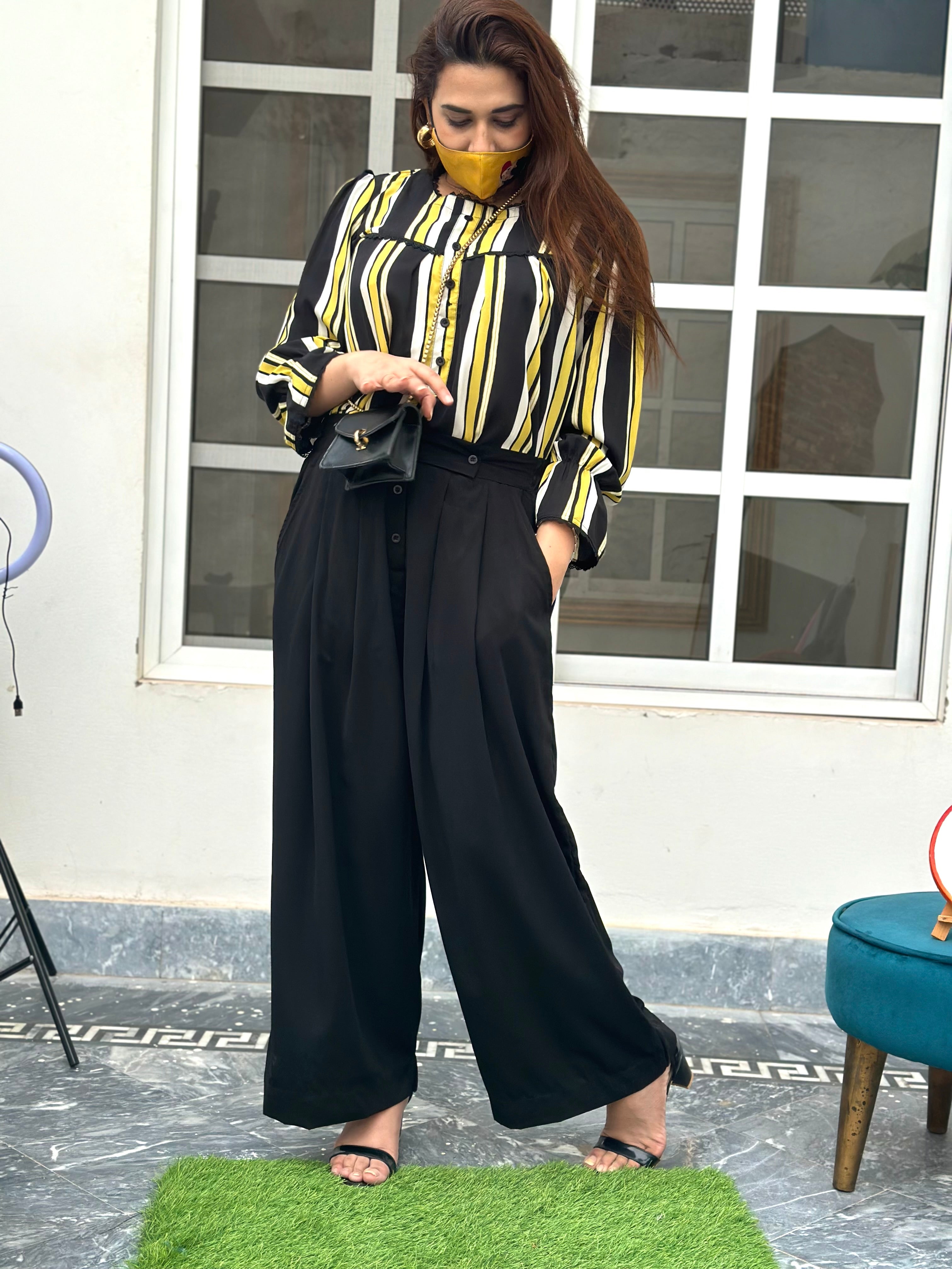 Pleated pants and top chase Korean dress