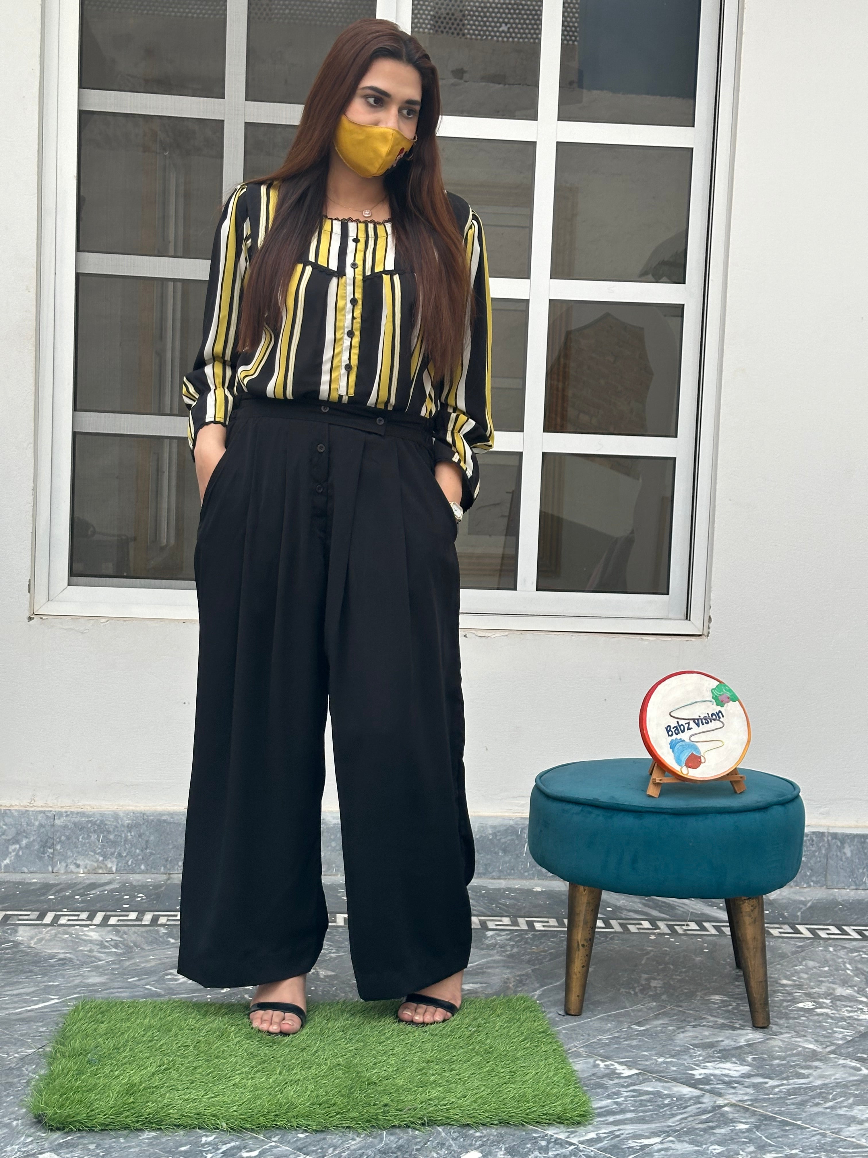 Pleated pants and top chase Korean dress