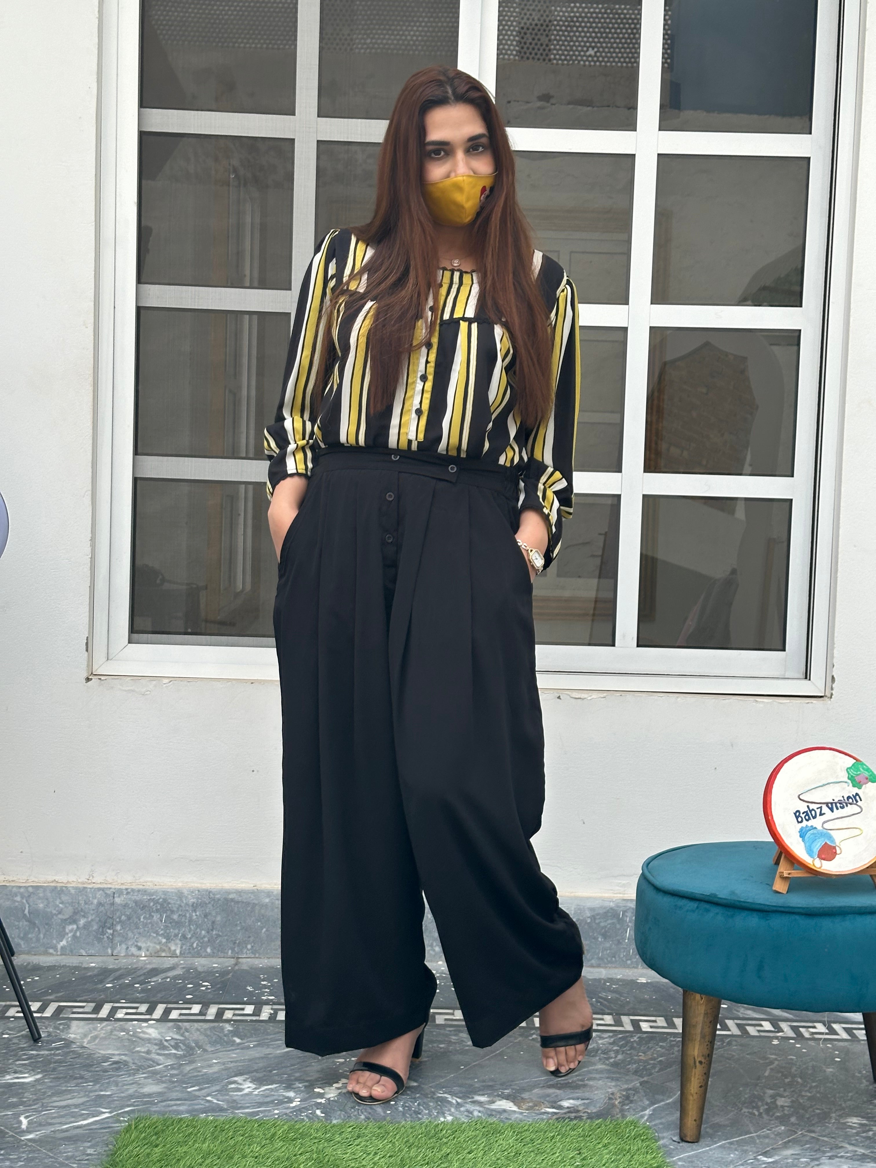 Pleated pants and top chase Korean dress