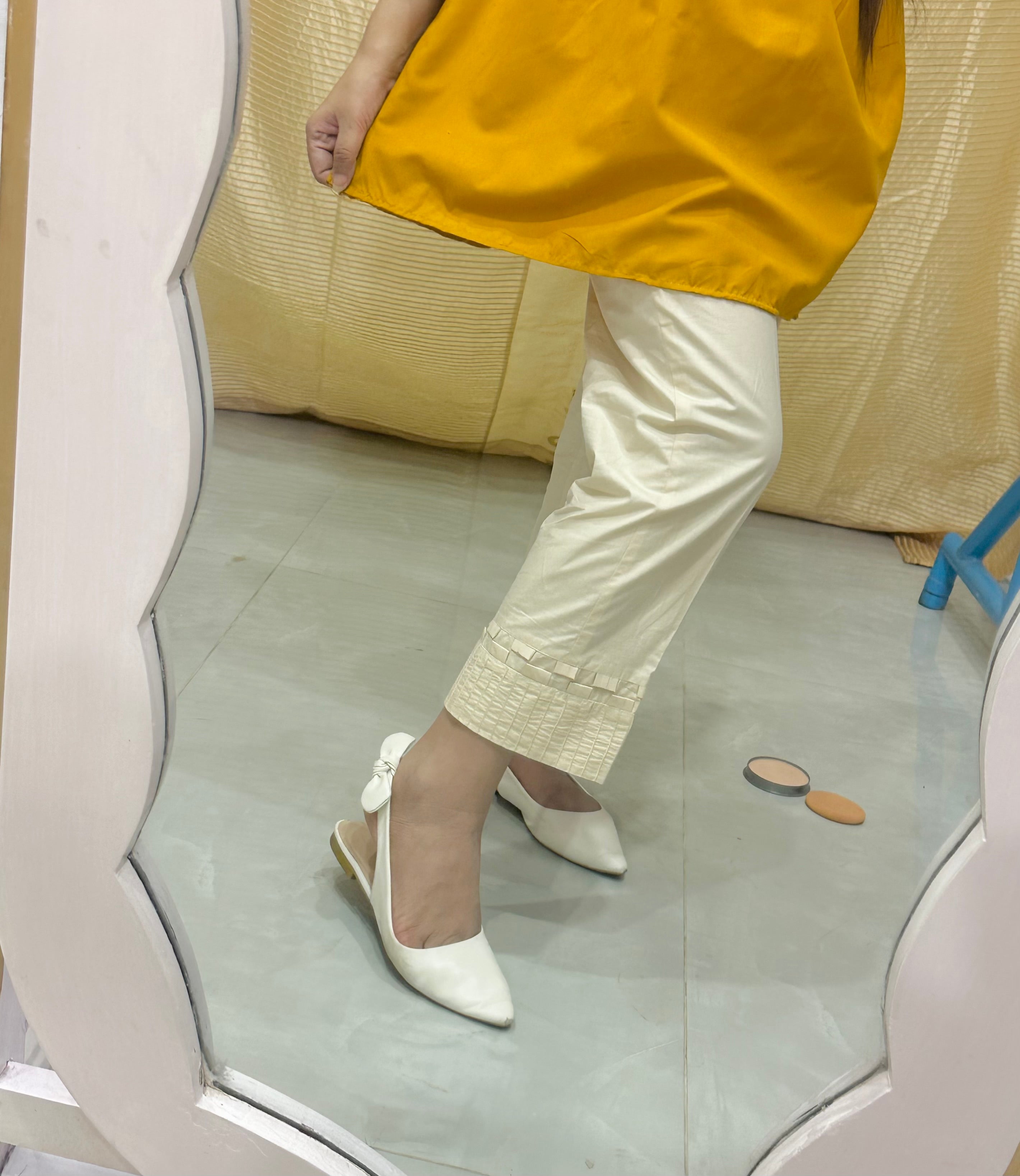 Capri pants beige